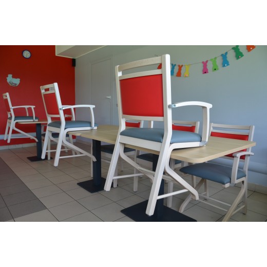 Chaises appui sur table